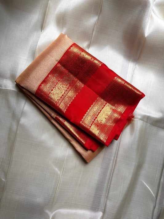 Mahi ✨
Golden-Beige Diamond Zari Kanchipuram Silk
Vermilion Red Rettapet Border with Elephant & Peacock Motifs
Grand Gold Zari Brocade Pallu
Silk Mark Certified | Handloom Heirloom