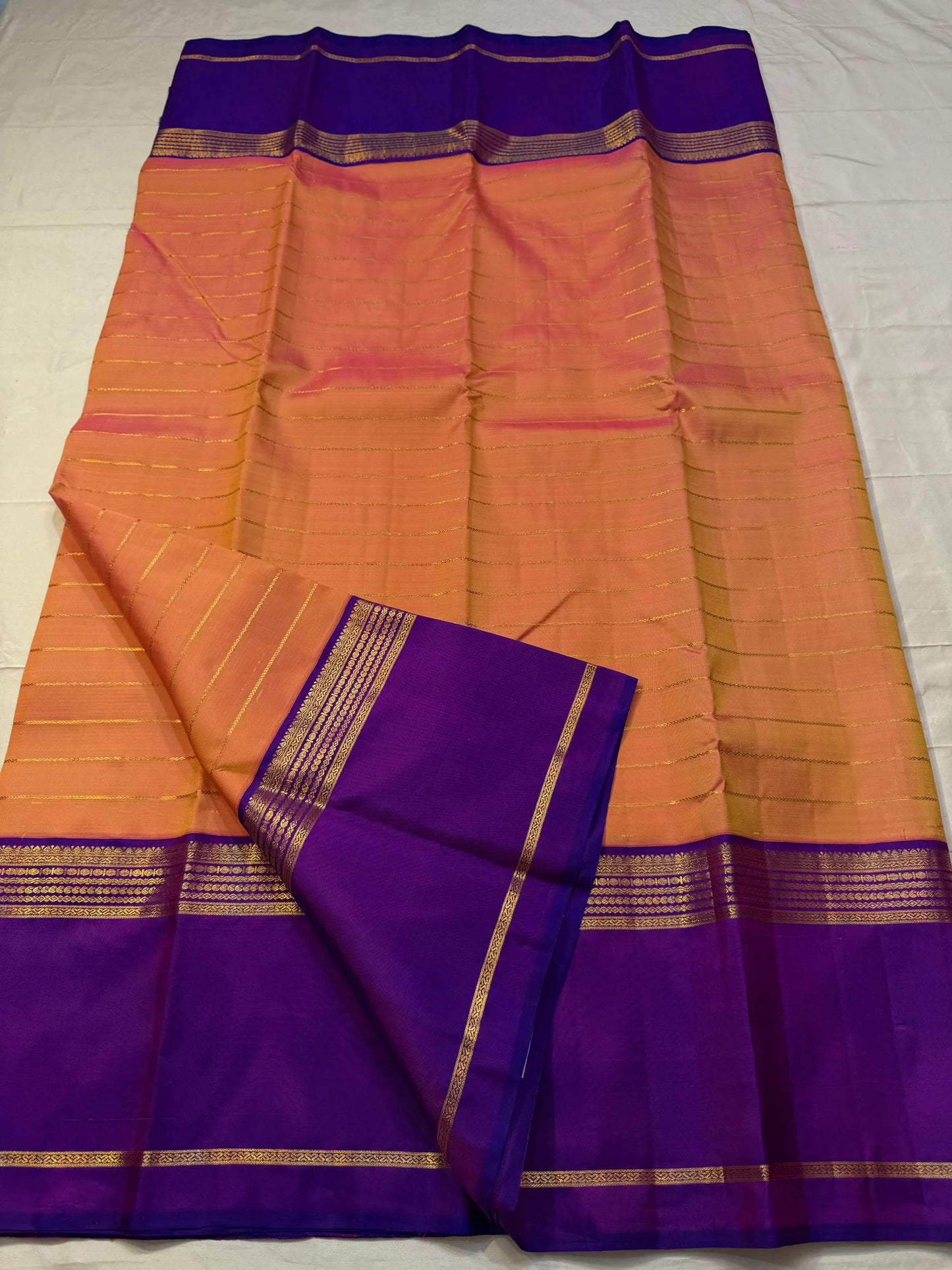 Sunset Veldhari — Pure Silk Kanchipuram Saree
Apricot-orange body with gold zari varisai lines and deep violet korvai borders ✨
Silk Mark Certified ✅ • Ships in 1 Week ✅ • Free Shipping within USA 🇺🇸