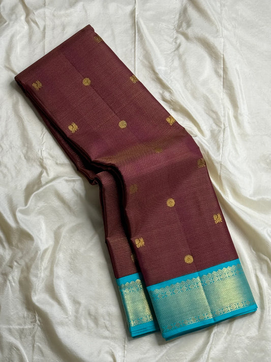 Rathi – Earthy Brown Vairaoosi Silk Saree with Petite Kamalam & Chakram Buttas, featuring a finely Woven Muthu Seer Zari Border in a Classic Style
Pallu in Soothing Rama Blue with Grid-Like Zari Motifs of Paisley & Chakram