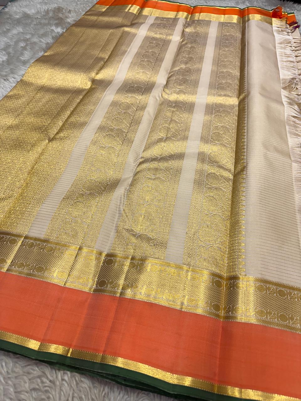 Ivory Saffron Zari Kattam | Pure Kanchipuram Silk ✨
Ivory body with zari kattam checks, gold buttas & saffron border 🍂
Silk Mark Certified • Free Shipping within USA • Ships in Two Weeks ✅