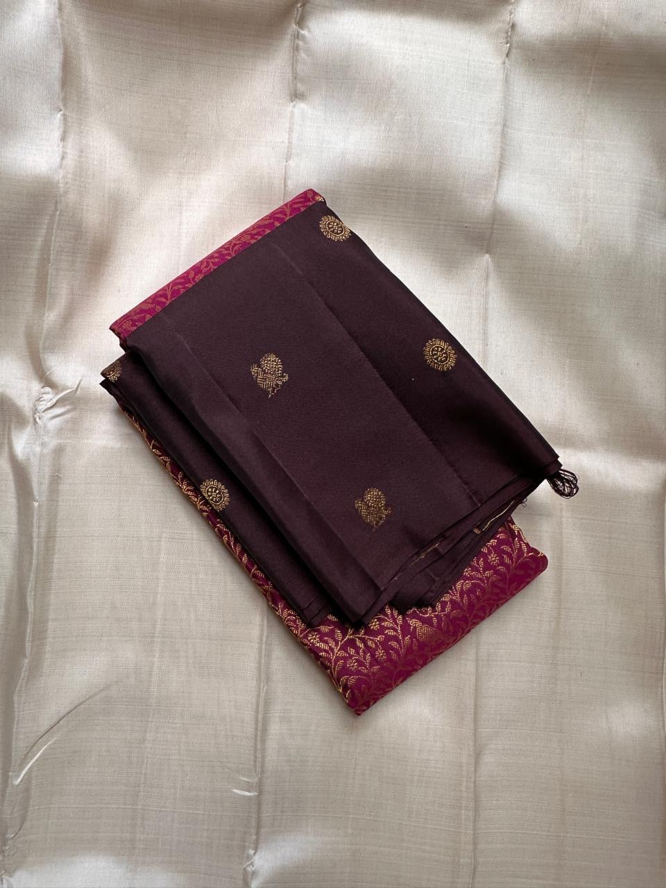 Kavithanjali Plum – Pure Kanchipuram Silk Saree
Plum Body with Gold Floral Zari Buttas & Rich Meenakari Border
Silk Mark Certified • Free Shipping within USA • Ships in Two Weeks