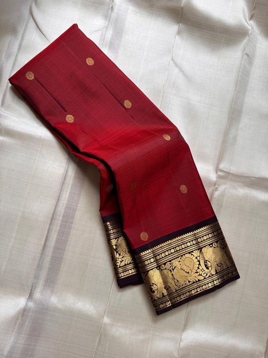 Meenakshi 🌺 – Deep Maroon Kanchipuram Pure Silk Saree
Kamalam Zari Buttas & Peacock Rudhraksham Motifs
Arai Madam & Korvai Border Detailing
Grand Vanasringaram Pallu for Festive Elegance
Silk Mark Certified | Blouse Stitching Available |