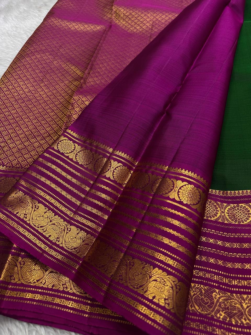Kanoonjal Green — Pure Silk Kanchipuram Saree
Radiant bottle-green body with zari round buttas 🌿
Contrast rani-magenta korvai borders with floral & peacock motifs ✨
Opulent rani-magenta pallu in brocade checks & vines 🪔
Silk Mark Certified • Free Shippi