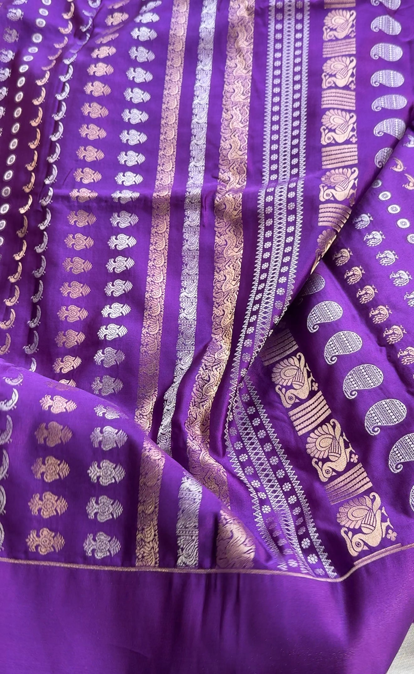Mashru Banarasi Panel Weave Saree with hsnd Embroidered Blouse ✨
Featuring Gandaberunda, Paisley & Peacock Motifs in Lustrous Mashru Silk
Free shipping within USA ready to ship