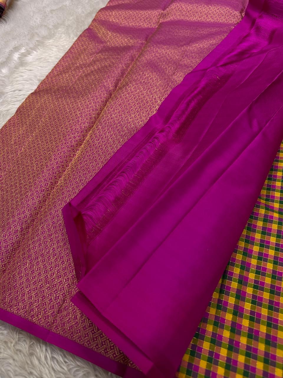 Mutyam – Handwoven Borderless Kanchipuram Pure Silk Saree with Traditional Paalum Pazhamum Baby Checks or kasa kasa kattamDual Contrast Green & Pink Selvedges, and a Subtle Zari Woven Pallu