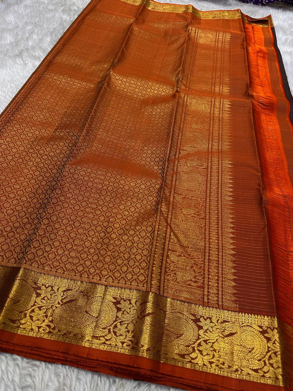 Susheela ✨ – Coffee-Brown Oosi Kattam Kanchipuram Pure Silk Saree
Korvai Burnt-Orange Border with Majestic Peacock Zari Motifs
Intricate Zari-Weave Pallu with Traditional Patterns & Highlights
Contrast Burnt-Orange Blouse Fabric with Matching Zari Border