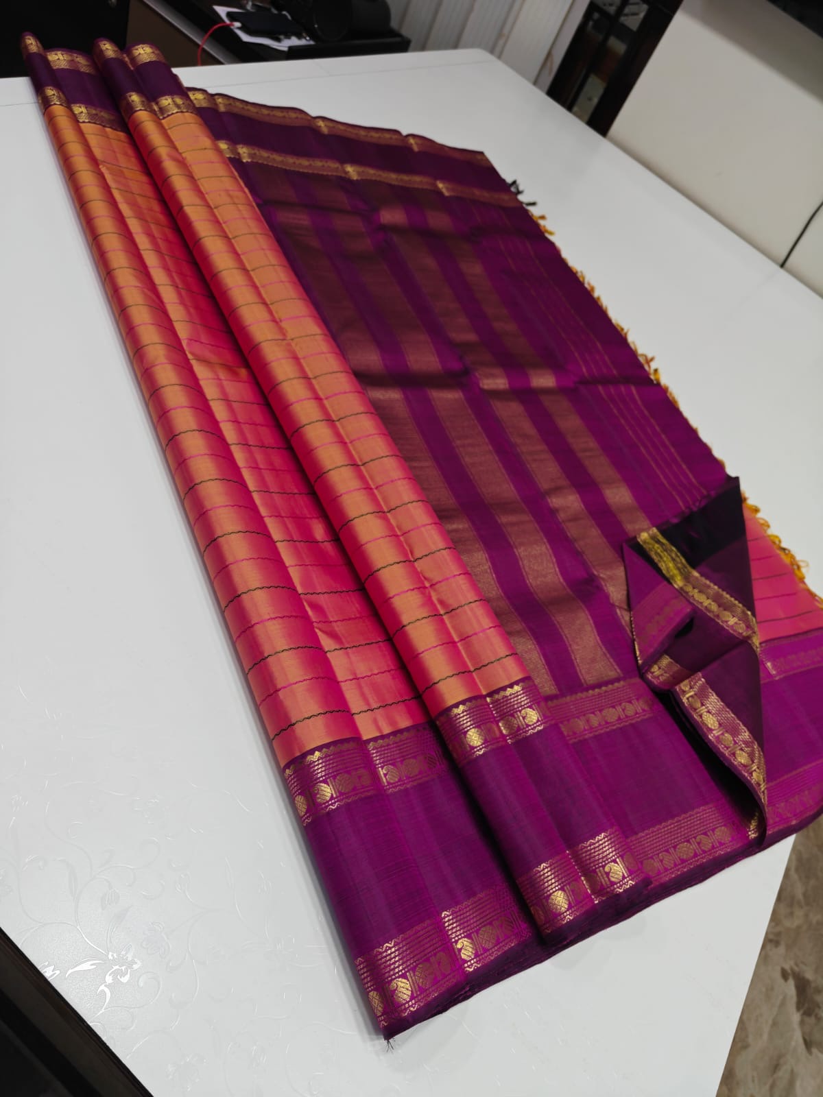 Shanmugapriya – Pure Kanchipuram Silk Saree
Plum Body with Veldhari Silk Thread Lines ✨
Contrast Korvai Borders with Gold Zari Motifs
Grand Zari Brocade Pallu with Traditional Detailing
Silk Mark Certified | Blouse Piece Included | ships in two weeks