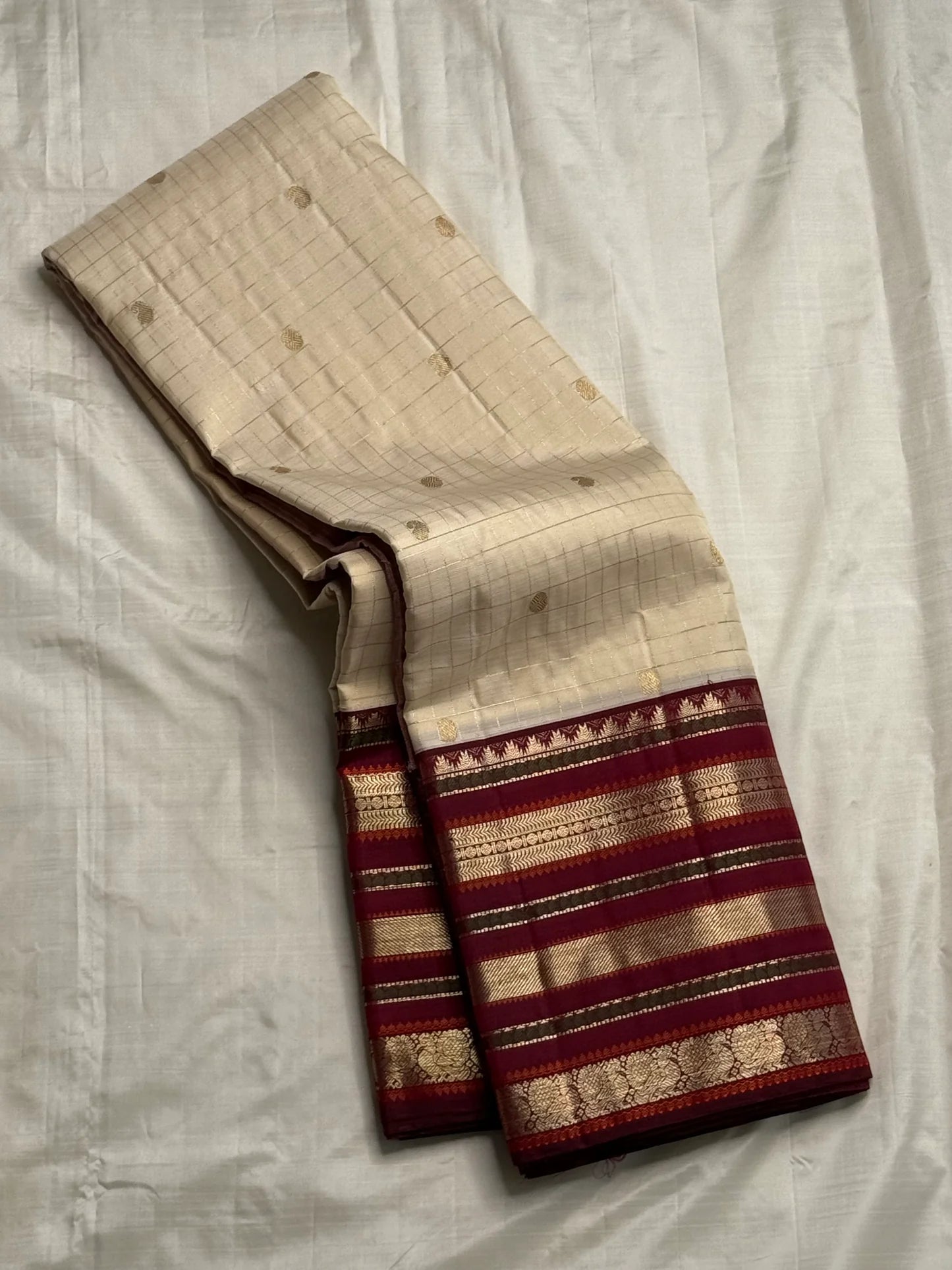 Ivory Arakku Varisaipet Trellis ✨
Pure Kanchipuram Silk with gold buttas & maroon korvai borders
Silk Mark Certified • Free USA Shipping • Ships in Two Weeks ✅