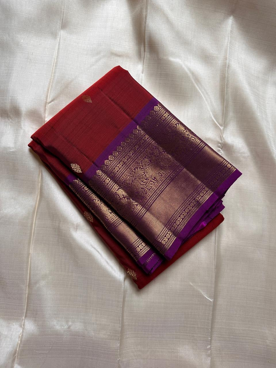 Kumkuma kokilam — Pure Kanchipuram Silk Saree
Kumkum red body with antique gold zari buttas & royal purple contrast border
Silk Mark Certified • Blouse Stitching Available ($30) • Free Shipping within USA • Ships in Two Weeks