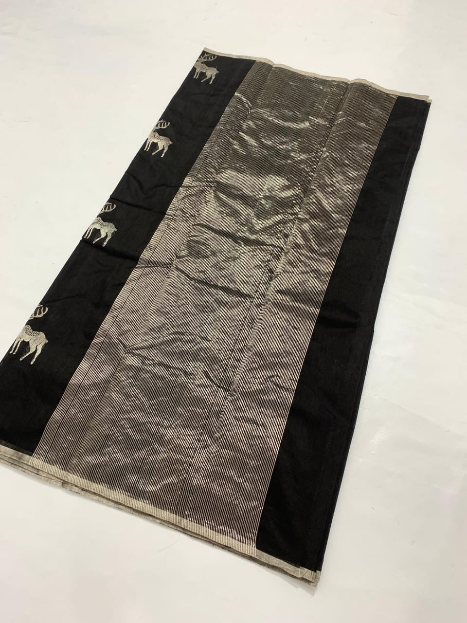 Pure Silk Chanderi – Black with Stag Motifs & Silver Tissue Pallu
Handwoven black silk Chanderi with gold & silver stag buttas, sleek silver border, and shimmering tissue pallu ✨
Silk Mark Certified • Fall & Pico Done • Blouse Stitching Available ($30) •