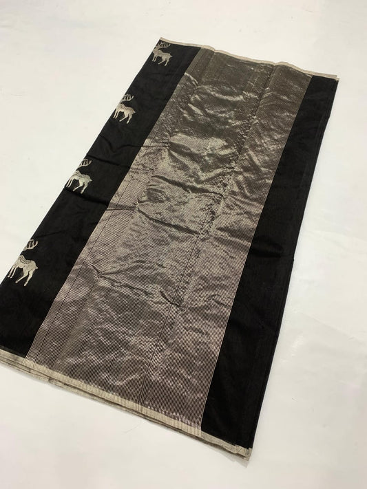 Pure Silk Chanderi – Black with Stag Motifs & Silver Tissue Pallu
Handwoven black silk Chanderi with gold & silver stag buttas, sleek silver border, and shimmering tissue pallu ✨
Silk Mark Certified • Fall & Pico Done • Blouse Stitching Available ($30) •