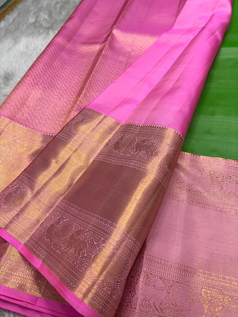 Mira 💚✨ – Pure Kanchipuram Silk Saree
In a Festive Vibrant Parrot Green Hue
Contrasting Pink Rettapet Border & Pallu
Intricate Vanasringaram Motifs in Zari Weave
Traditional Bavanji Border Detailing
Silk Mark Certified | Blouse Fabric Attached