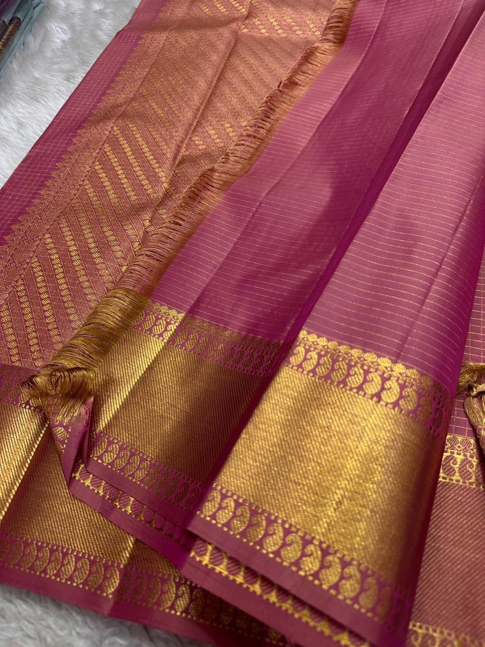 Lotus Petal Rose Oosi Kattam | Pure Kanchipuram Silk Saree
Silk Mark Certified • Fall & Pico Done • Blouse Stitching Available ($30)
Free Shipping within USA • Ships in Two Weeks