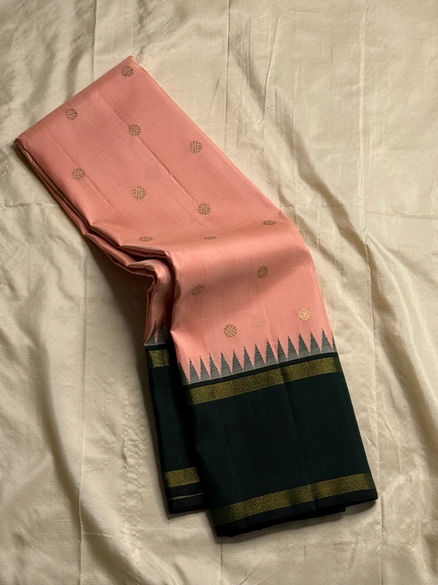 Peach Pastel Pink Pillayar Moggu green korvai Kanchipuram Pure Silk


Soft peach-pink body with delicate gold pillayar moggu & buttas

Contrast deep green pallu with rich zari stripes & coin buttas 

Silk mark , free shipping (USA)  two weeks