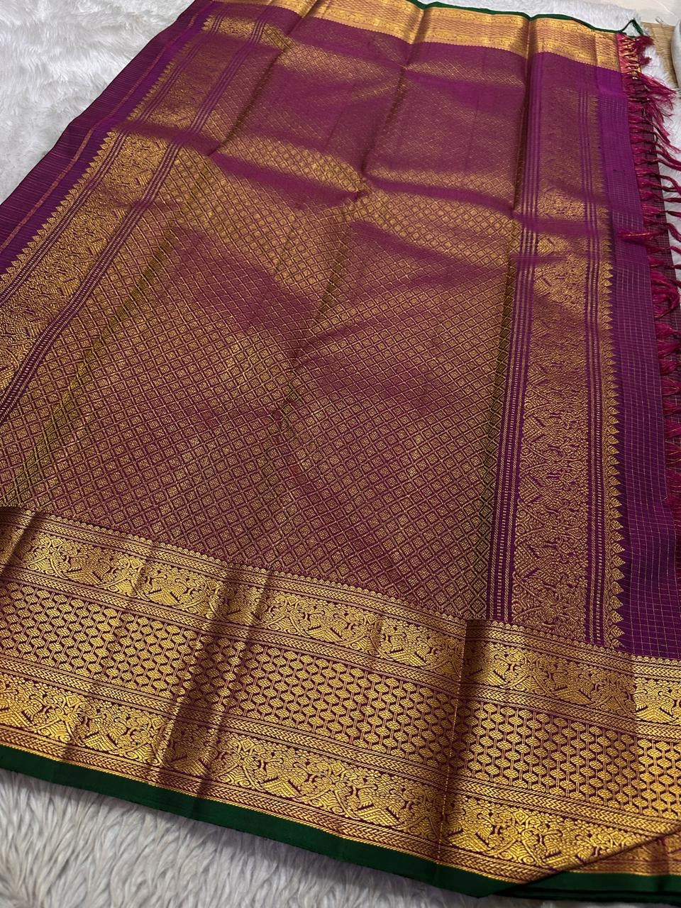 Madhuvanam — Pure Silk Kanchipuram Saree
Brownish-plum body with gold buttas & kattam checks ✨
Antique-gold korvai borders & grand magenta zari pallu 🌸
Silk Mark Certified • Ships in Two Weeks • Free Shipping within USA