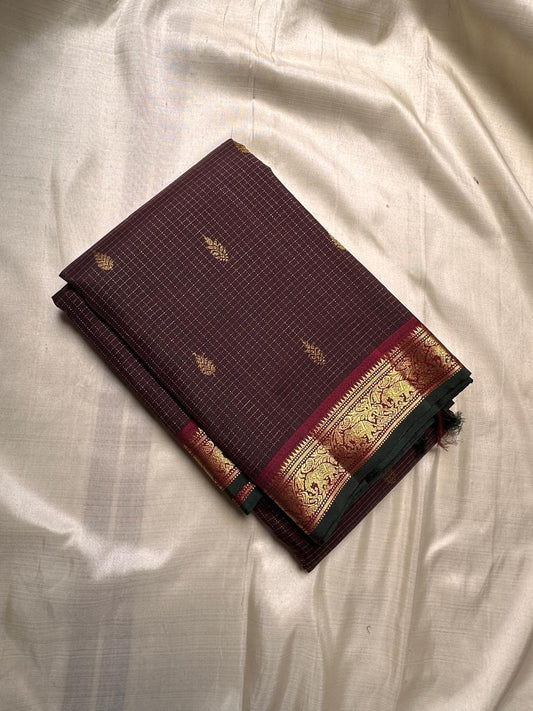 Dhara, Coffee Brown Zari Kattam Pure Silk Kanchipuram Saree
Handwoven floral buttas with vanasringaram border and green selvedge
Opulent pallu with temple-inspired zari artistry
Crafted in our family’s Kanchipuram village, Silk Mark Certified ✅
