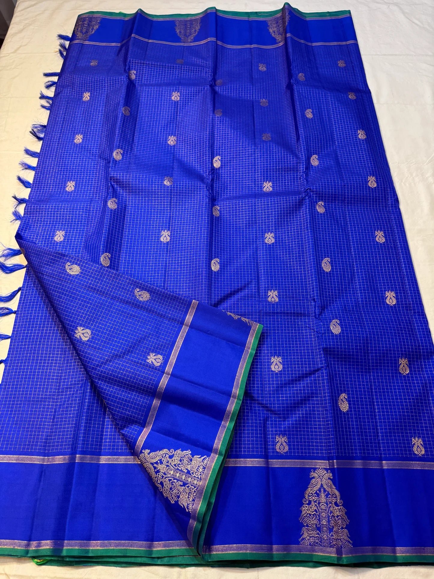 Vriksha Neelam Zari Kattam — Pure Kanchipuram Silk Saree 💙
Royal Neelam Blue with Fine Kattam Checks & Temple-Tree Zari Motif ✨
Silk Mark Certified • free shipping within Usa ,ships in two weeks
