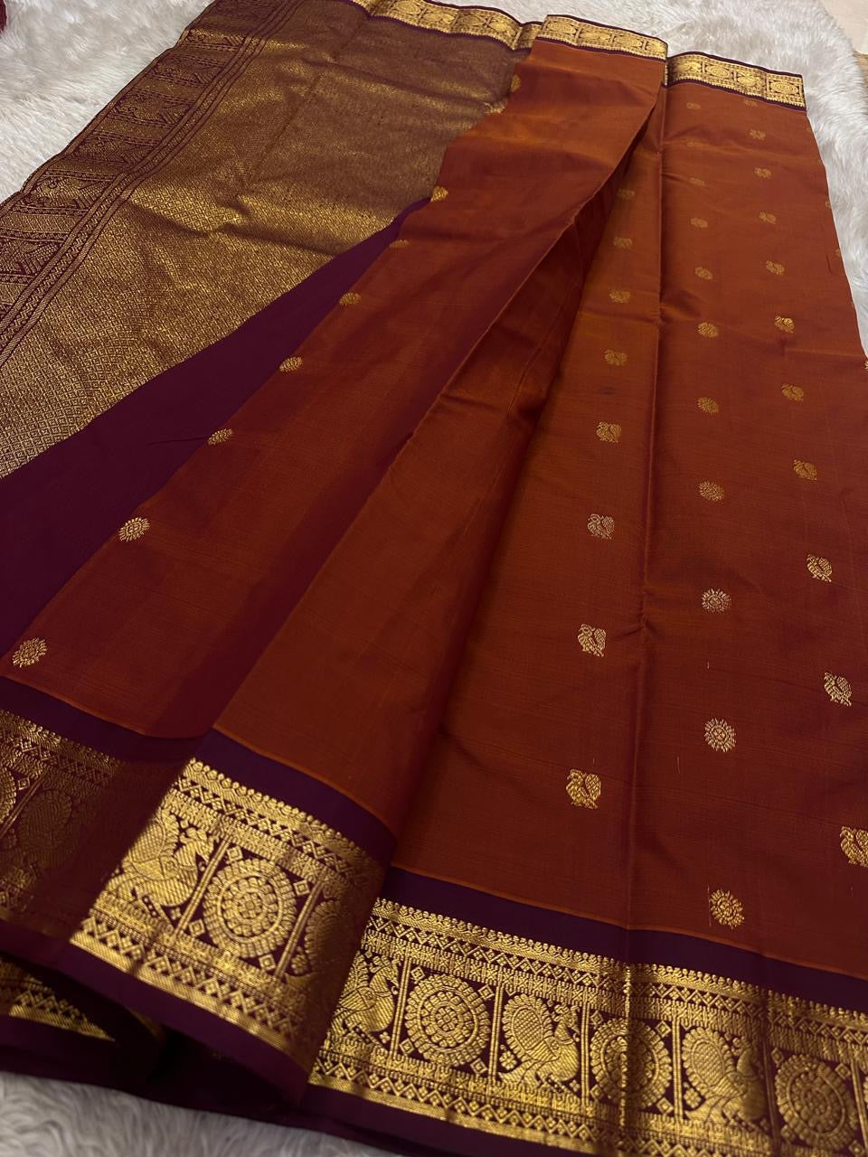 Swaram Lightweight Maroon
Feather-Light Maroon Kanchipuram Silk Saree
Zari-Woven Peacock Medallion Border