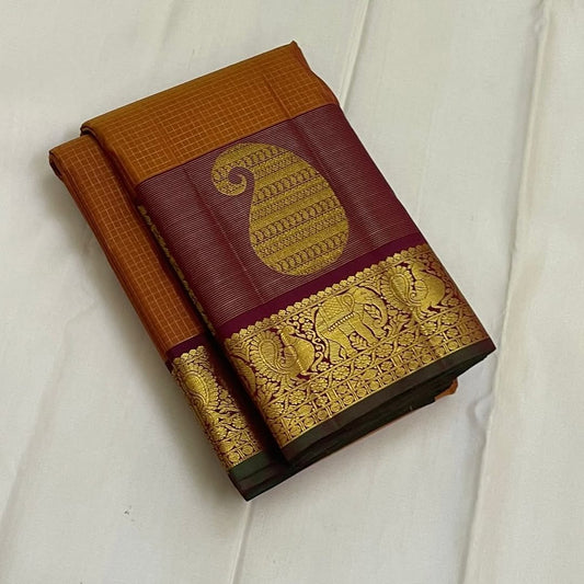 Ushas — Rust Orange Pure Kanchipuram Silk Saree
Radiant Rust Orange Oosi Kattam body with ornate Paisley 2gm Zari ✨
Arakku Red Vanasringaram, Muthuseer & Kamalam border with Fishpettu 
Exquisite Arakku Red diamond-pet grid Zari pallu green selvedge