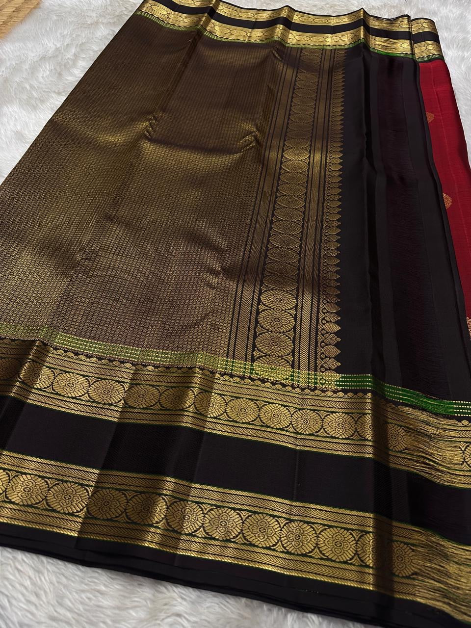 Ishwaryam ❤️🕊️✨

Ruby  Red Handwoven Kanchipuram Silk Saree with Majestic Gandaberunda Zari Adai Motif 🕊️🌟

Ornate Rettapet Border with Delicate Kamalam Seer Floral Detailing 🌺🪡

Deep Coffee Brown Pallu Adding Warmth and Elegant Contrast ☕🌿