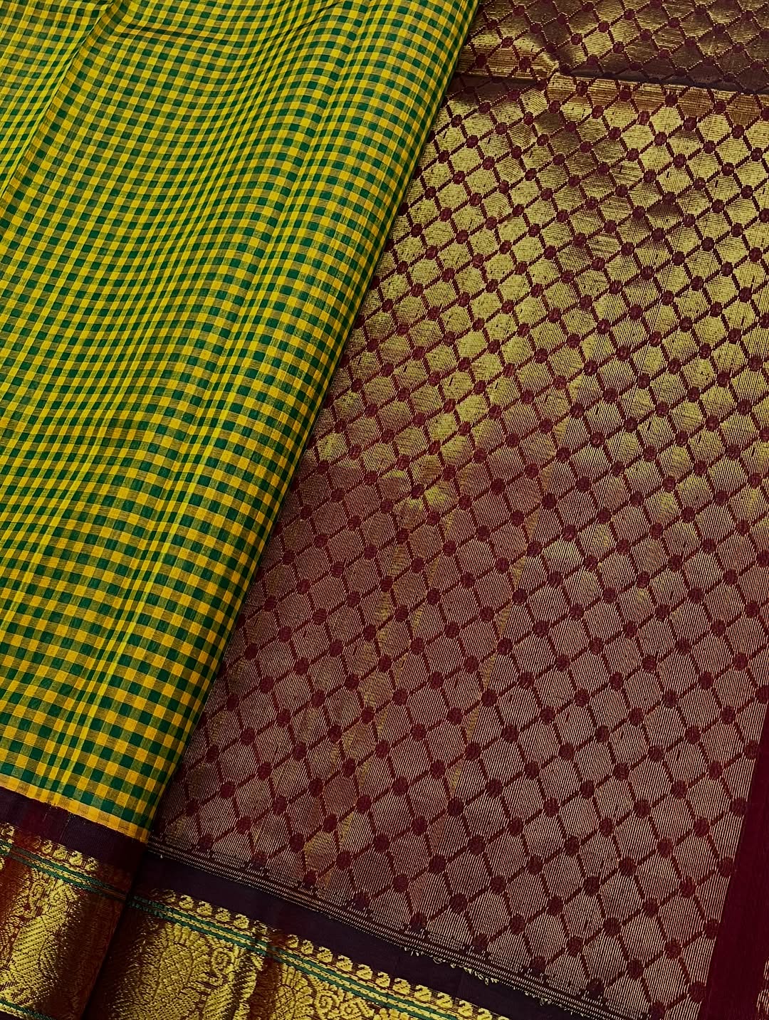 Silk Cotton Saree ✨ – Green & Mustard Checks with Maroon Zari Diamond Weave
Vibrant Checked Body in Green & Mustard Yellow
Rich Maroon Base with Intricate Zari Diamond Motifs
Grand Maroon Border with Floral & Paisley Zari Work