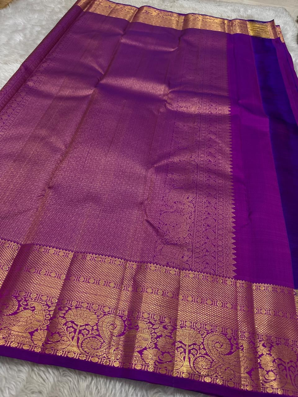 Flat view of the orchid purple Pure Silk Kanchipuram korvai saree with rich pallu