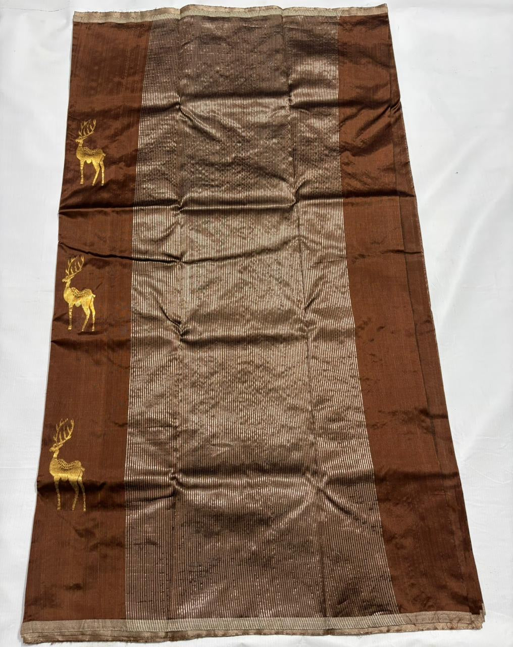 Pure Silk Chanderi – Cocoa Brown with Gold & Silver Stag Motifs
Handwoven Elegance with Subtle Tissue Pallu ✨
Silk Mark Certified • Free Shipping within USA • Ships in Two Weeks