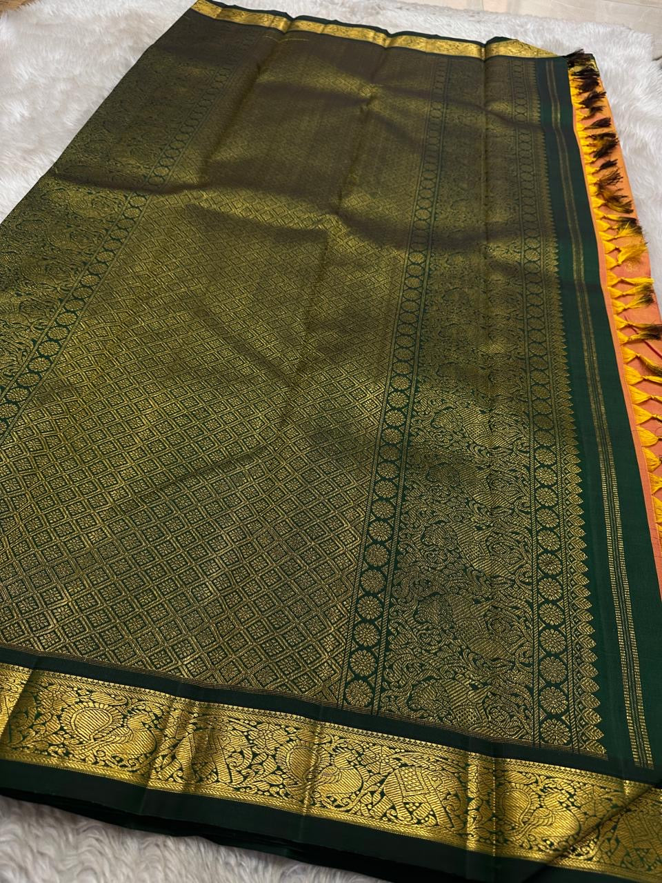 Emarald Kesar Grove — Pure Handloom Kanchipuram Silk Saree 🌿
Peach pink to Coral Dual Tone with Gold Buttas & Deep Emerald Korvai Border ✨3g pure Zari 
Silk Mark Certified • free shipping within usa • Ships in Two Weeks ✅