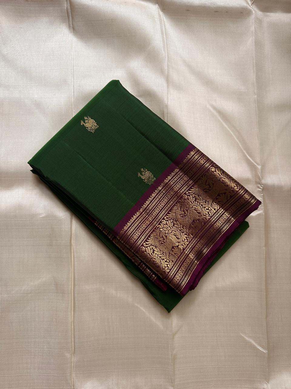 Emerald Plum Maankutti Butta — Pure Kanchipuram Silk Saree
Emerald green body with golden maankutti motifs and a plum korvai border woven in rich zari grandeur.
Silk Mark Certified • Free Shipping within USA • Ships in Two Weeks ✅