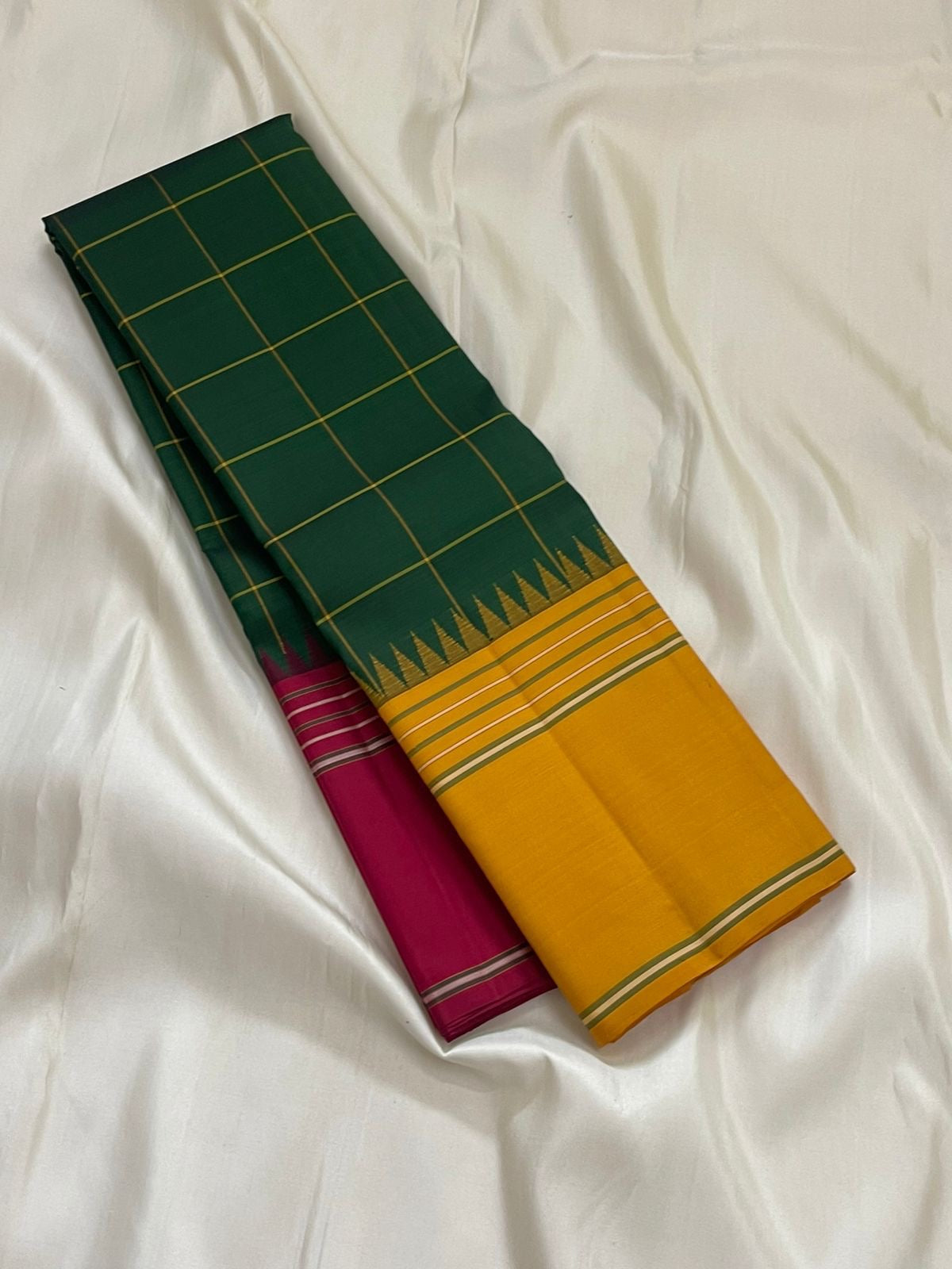 Vasantha Oli Kattam — Pure Silk Kanchipuram
Radiant mustard-yellow body with parrot-green kattam checks 🌿
Temple korvai borders & raspberry-pink contrast pallu ✨
Lightweight festive handloom weave with gold zari accents 💫
Silk Mark Certified • Free Ship