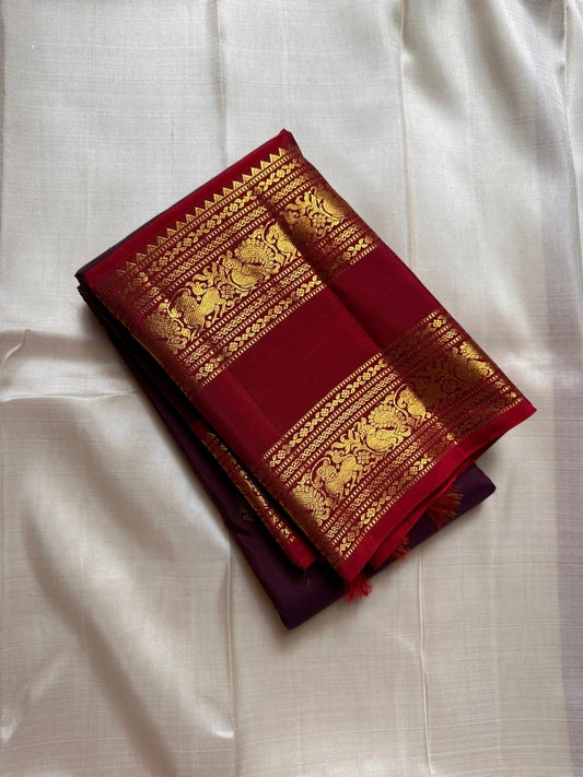 Purnima ✨ – Kumkum-Red & Aubergine Kanchipuram Pure Silk Saree
With Zari Winged Horse Buttas on the Aubergine Body
Grand Gold Annam & Floral Korvai Border with Temple Rekku
Varisaipettu Striped Gold Brocade Pallu with Hand-Knotted Tassels
Silk Mark