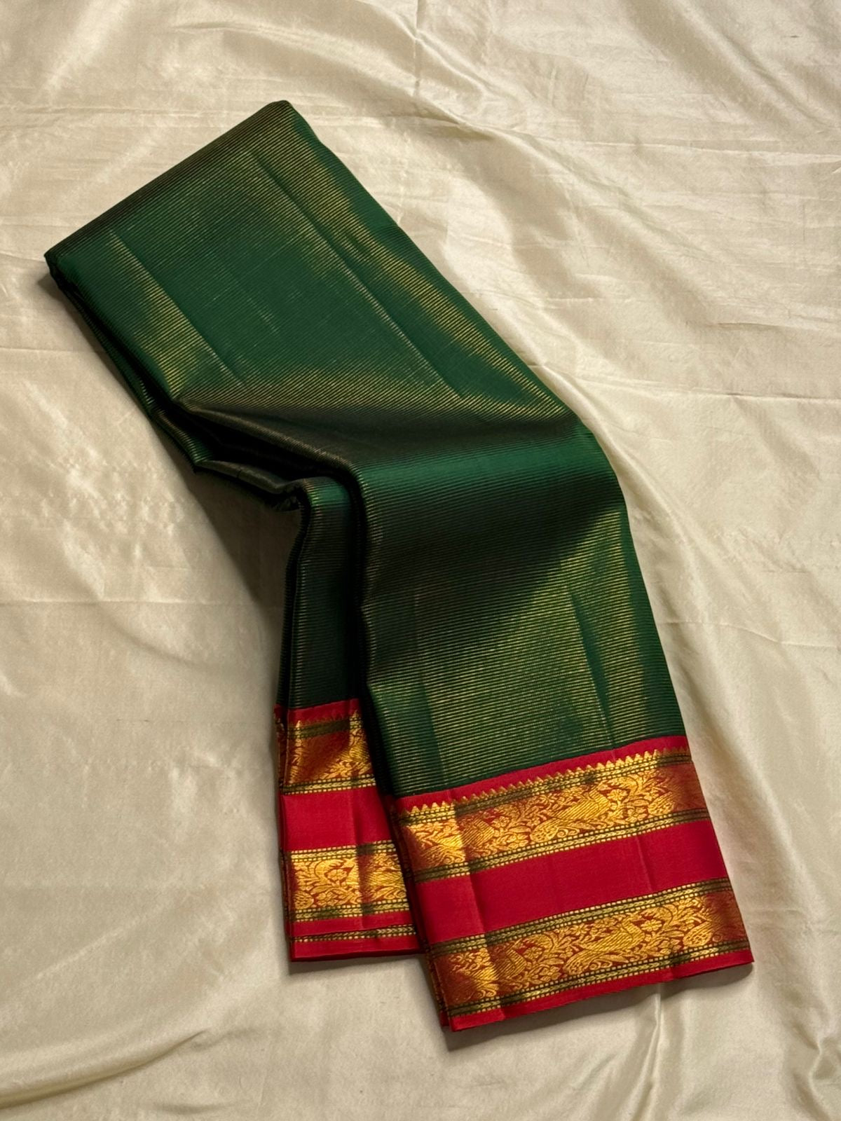 Kavi ✨ – bottle green vairaoosi 
Listeous  Green Silk Body vairaoosi 
Rich red Contrast Border in Gold Zari
Grand Pallu with Intricate Kili (Parrot) Motifs
Red Blouse with Matching Zari Border Silk Mark Certified, delivery in 2 weeks