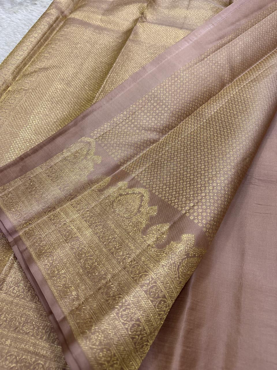 Kemp Kanchi – Mauve Gold | Pure Kanchipuram Silk Saree
Mauve–Dusty Rose Body with Gold Leaf Buttas & Temple Zari Borders
Silk Mark Certified • Free Shipping Within USA • Ships in Two Weeks