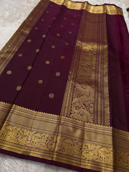 Mauve Buttas – Pure Kanchipuram Silk Saree
Ethereal mauve body adorned with buttas ✨
Borders rich in regal zari with floral and animal artistry 🌿🦚
Grand pallu woven in opulent gold jaal, exuding heritage charm 💫 Silk Mark Certified, delivery in 2 weeks