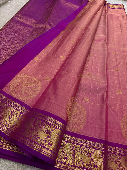 Peach Pink Sorgavasal Kili — Zari Kattam | Pure Kanchipuram Silk ✨
Peach-pink body with zari kattam checks, kili buttas & circular medallions 🌸
Silk Mark Certified • Free Shipping within USA • Ships in Two Weeks ✅