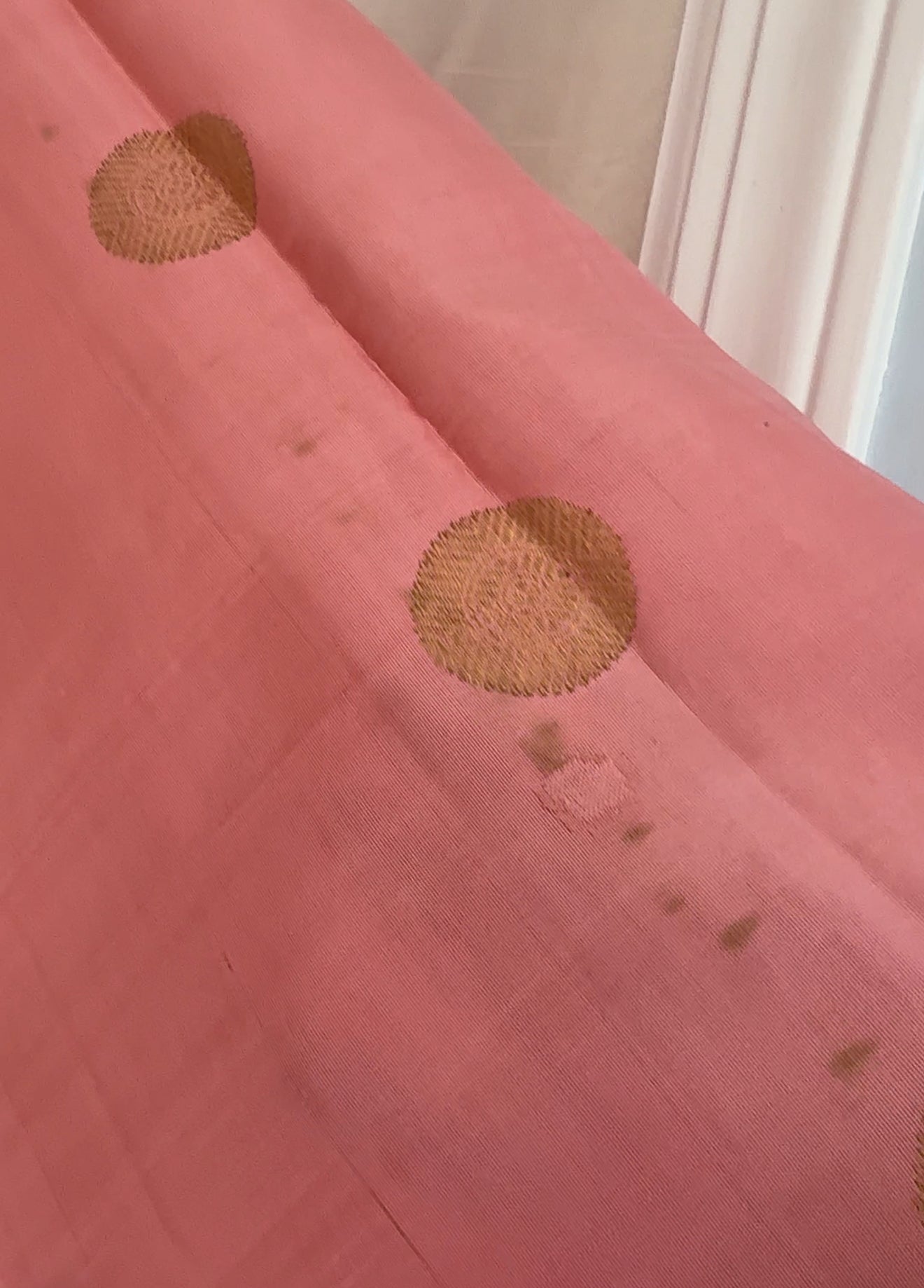 Malini – Pale Pink Pure Silk Kanchipuram Saree with 4G Gold Zari Lotus Buttas and Temple Motif Border
A delicate pale pink drape handwoven in pure silk with shimmering 4G gold zari lotus buttas all over the body.