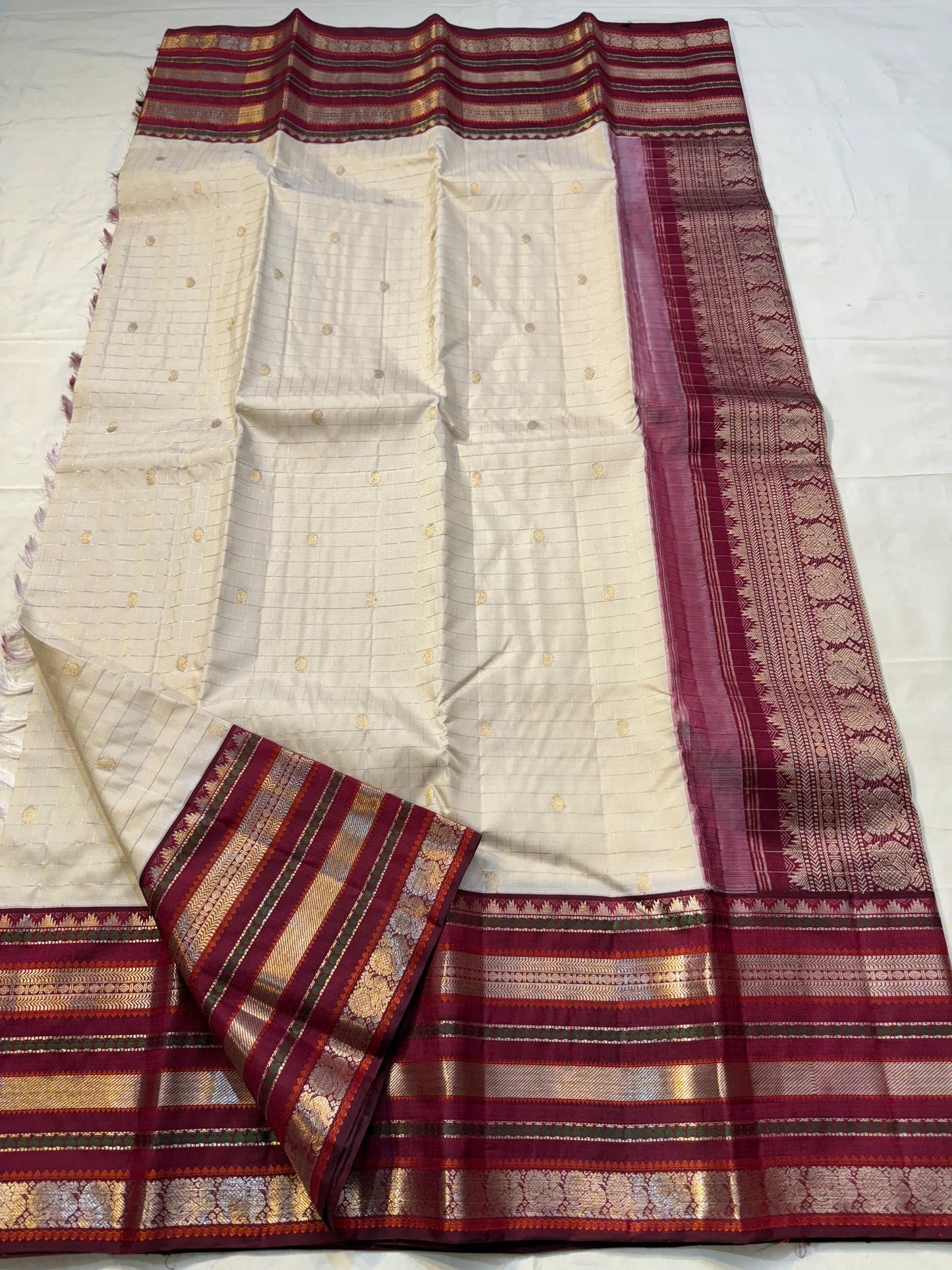 Ivory Arakku Varisaipet Trellis ✨
Pure Kanchipuram Silk with gold buttas & maroon korvai borders
Silk Mark Certified • Free USA Shipping • Ships in Two Weeks ✅