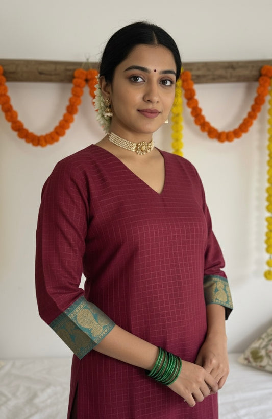 Vanappu — Red & Aqua — Sungudi Zari Kattam Kurti Set
Brick Red Handspun Cotton with Aqua Zari Mayil Border ✨ • Fully Lined with pure cotton • Free USA Shipping • ready to ship ✅