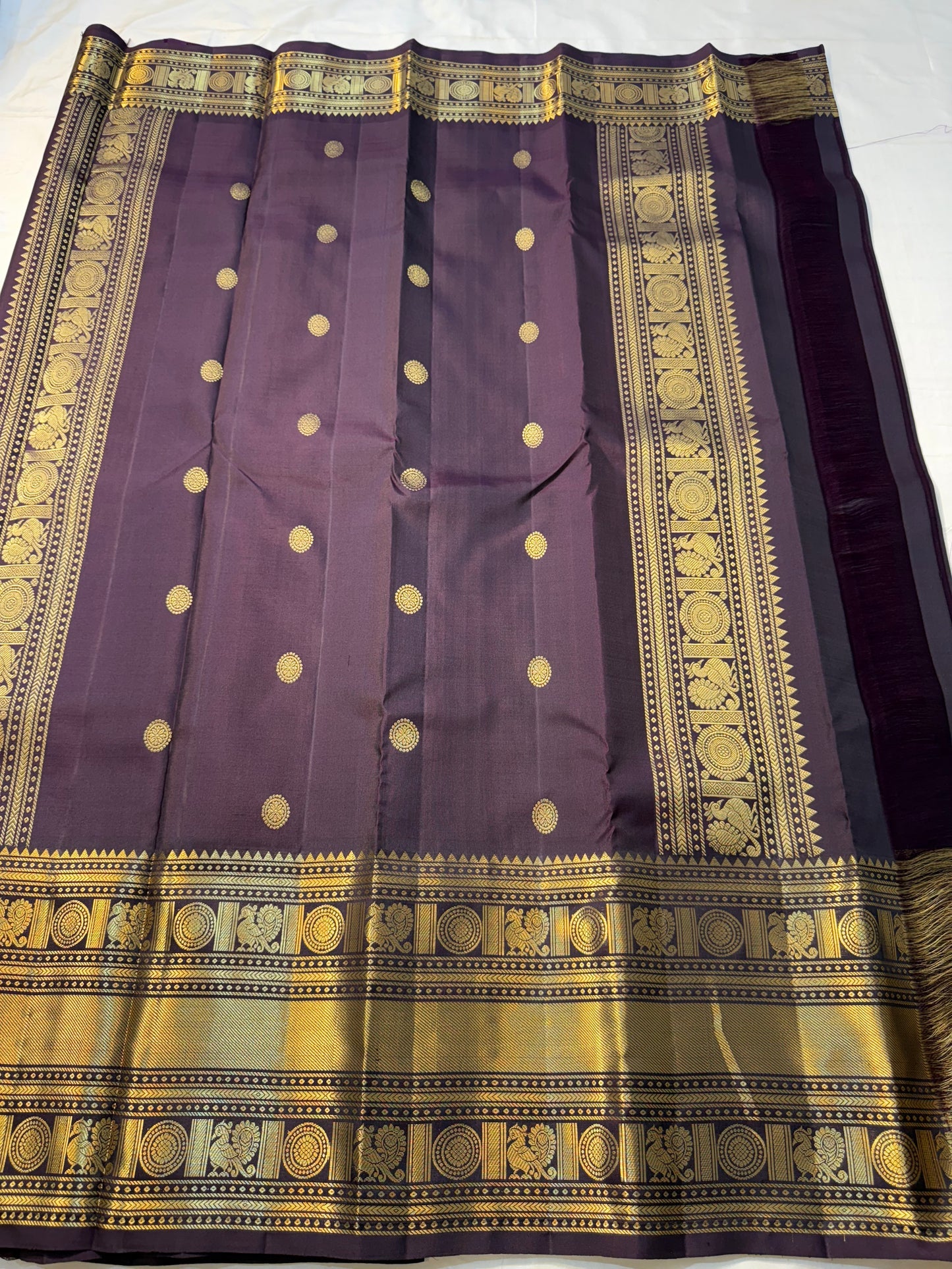 Aruna Mayil – Pure Korvai Kanchipuram Silk Saree

Brick red body with zari rosette buttas

Grand coffee-brown korvai border & pallu with peacock panels, medallions & temple teeth in rich gold zari

Silk Mark Certified | Blouse Piece Included | Fall & Pico