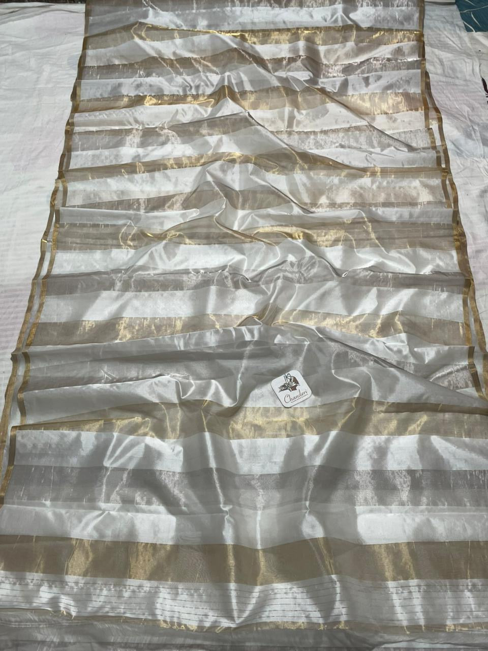 Ivory Cream Chanderi Saree 🌼✨ – Handwoven Gold Zari
Delicate ivory cream pure Chanderi with sona roopa (gold & silver) gold & silver) zari border for understated elegance.
Rich woven pallu with-textured gold zari adds festive charm.
Onam perfection