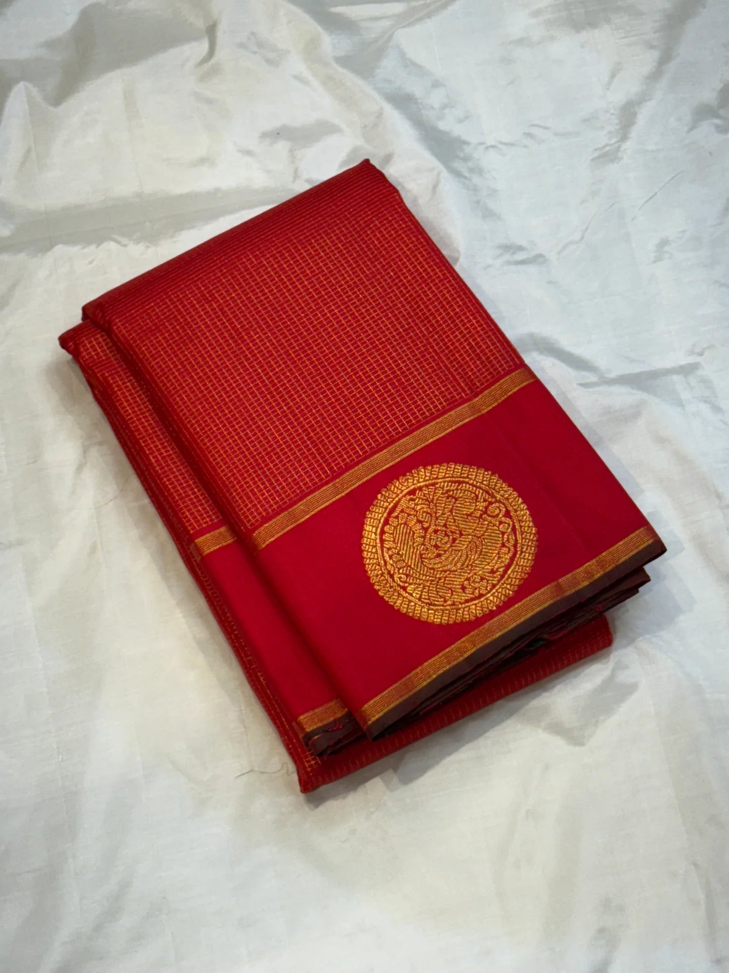 Hema Kungumam — Pure Kanchipuram Silk Saree
Auspicious kungumam red with micro kattam checks & grand coin motifs ✨
Antique-gold zari border & rosette brocade pallu • Silk Mark Certified • Free Shipping within USA • Ships in Two Weeks