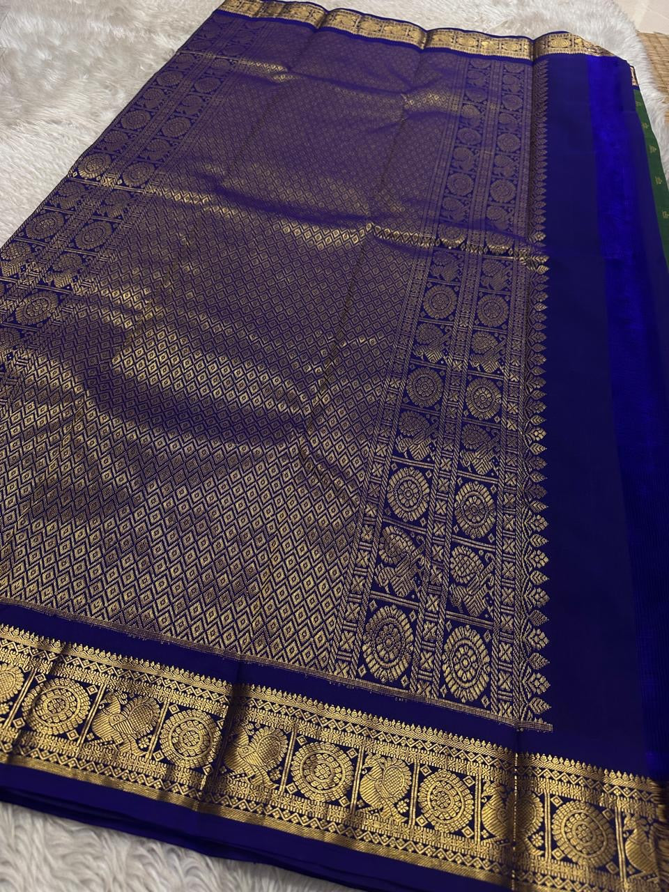 Swaram Lightweight – Enchanted Teal
Feather-Light Teal Green Kanchipuram Silk Saree
Royal Blue Zari Borders with Peacock Medallions