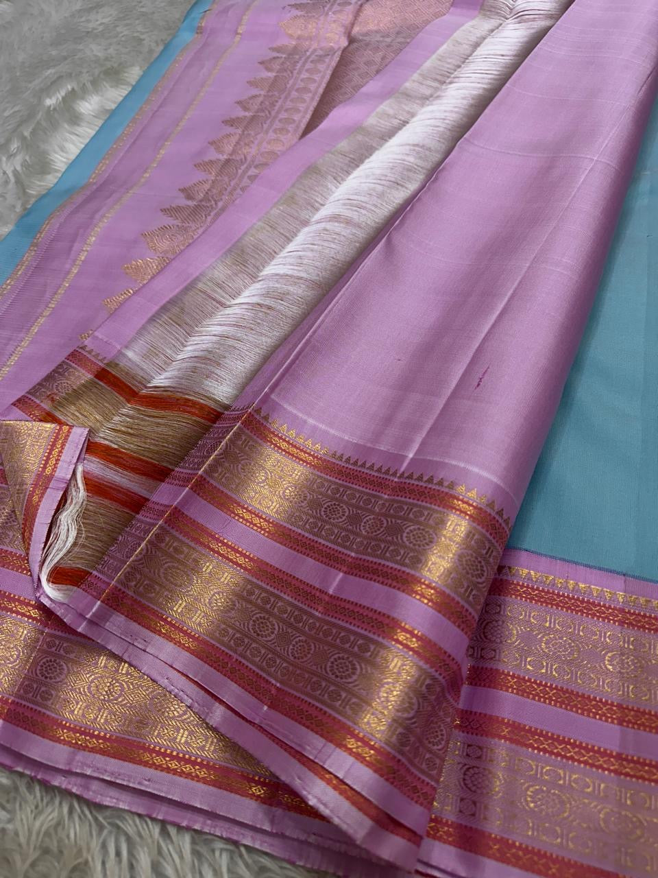 Nirvi – Sky Blue & Purple Kanchipuram Pure Silk Saree with Mayil & Yanai Zari Motifs
Graceful Harmony of Peacock & Elephant Motifs on Soothing Blue
Handwoven Elegance with Traditional Rettapet Border & Rich Zari Detailing