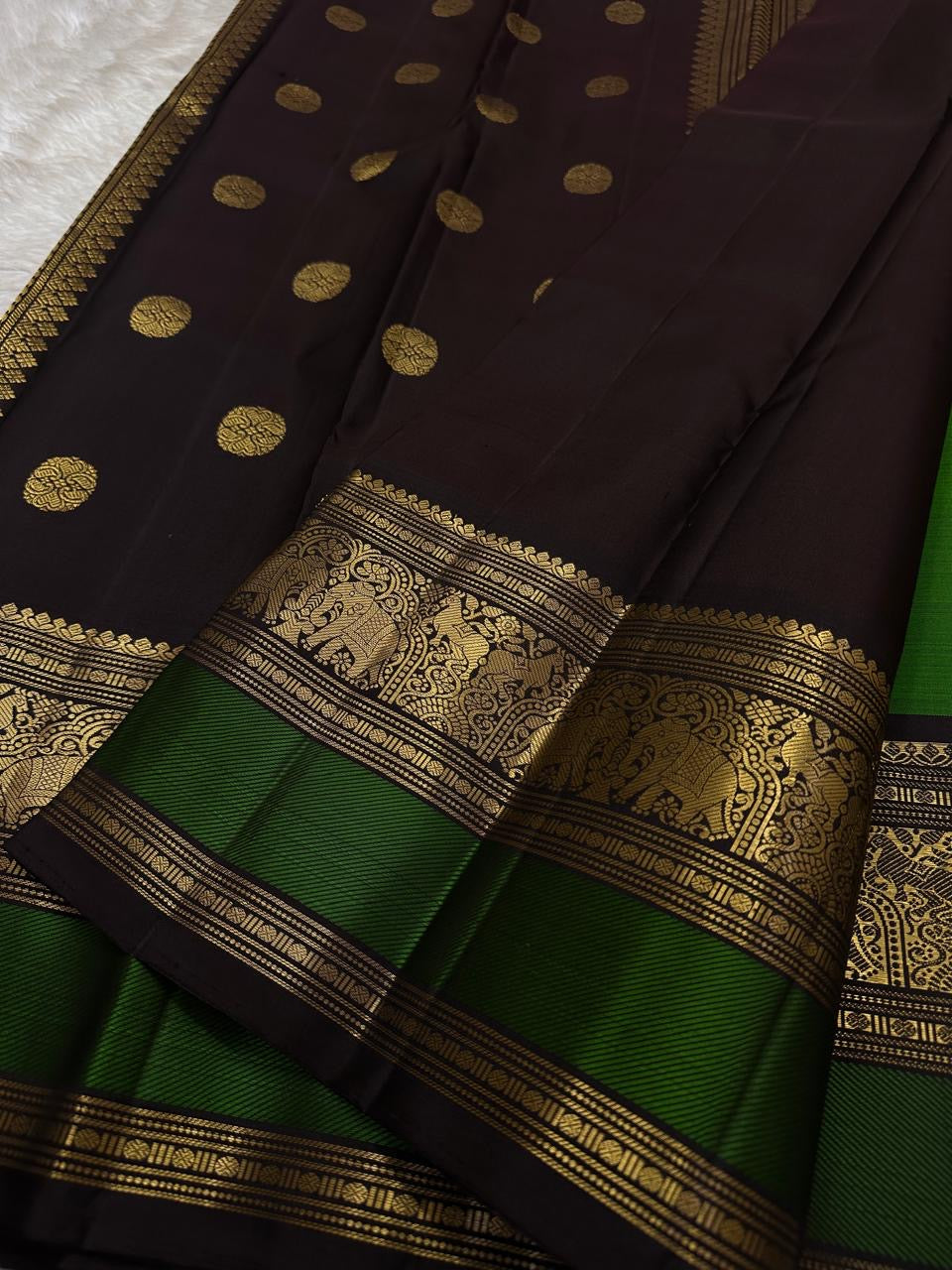 Pachai Pallavi – Pure Kanchipuram Silk Saree with Gaja & Ashwa Motifs

An ode to emerald radiance, woven in luminous silk.
Graceful ashwa buttas dance across the body in gold.
Elephant  motifs adorn the border with regal splendor.

Silk Mark Certified, de