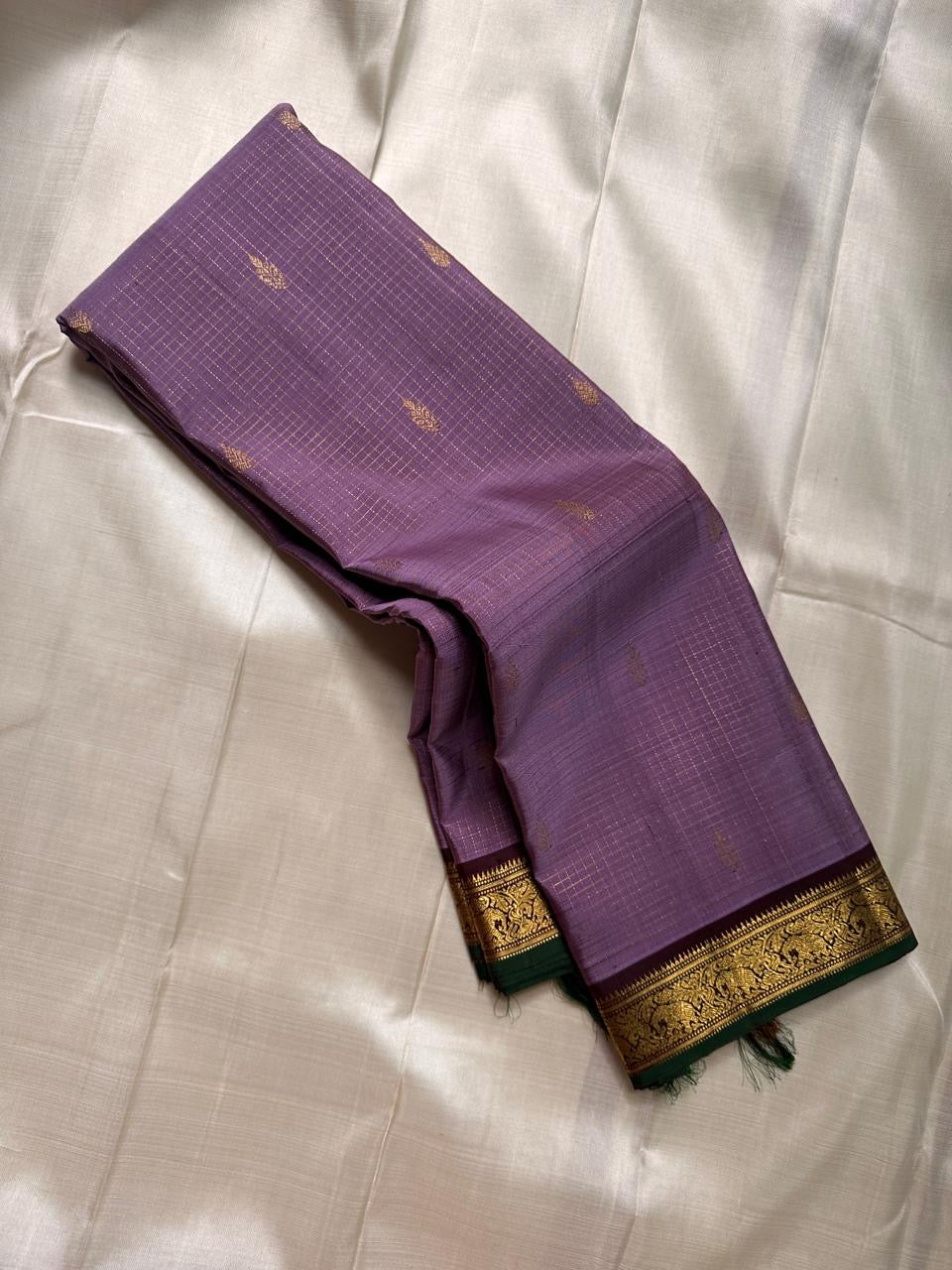 Mauve Lavender Zari Kattam — Petite Border | Pure Kanchipuram Silk ✨
Lavender-purple body with fine zari kattam checks & gold paisley buttas 💜
Silk Mark Certified • Free Shipping within USA• Ships in Two Weeks ✅i