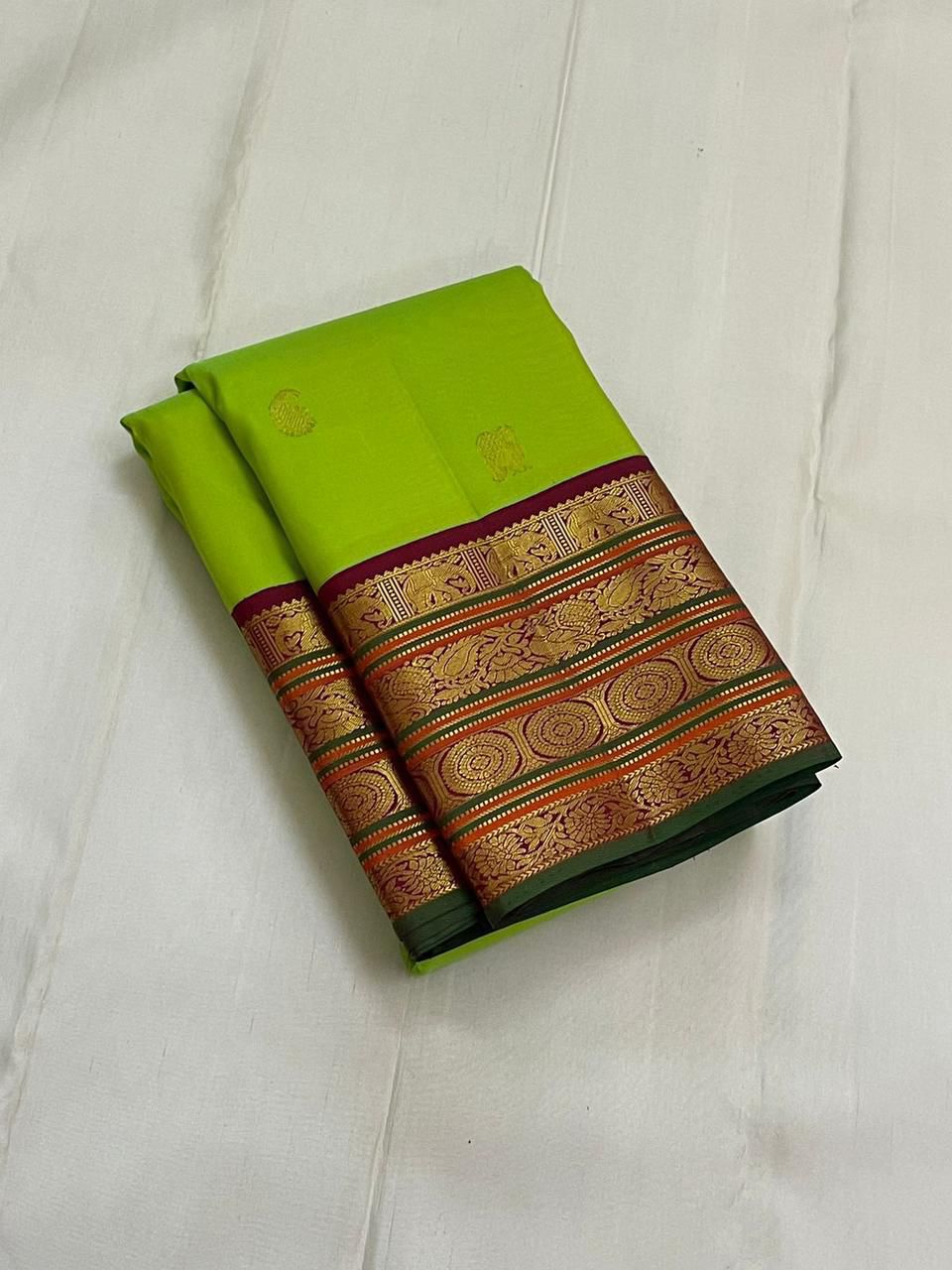 Lime Glow Korvai
Pure Kanchipuram Silk Saree – Lime Green Body with Gold Zari Buttas
Contrast Maroon Korvai Borders with Intricate Zari Motifs
Grand Maroon Zari Pallu with Heritage Weave and Hand-Knotted Tassels
Silk Mark Certified ✅ | Fall & Pico Done ✅