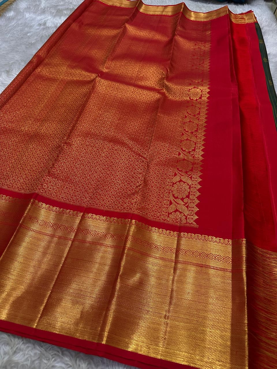 Aubergine Purple pure silk Kanchipuram saree, Vairaoosi weave with Antique Gold Zari border — pallu detail