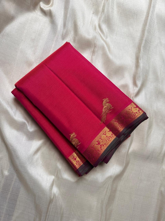Vairaoosi Kili – Pink ✨
Pure Silk Kanchipuram Saree
with Delicate Parrot Motifs 🕊️
Vanki Neli Zari Border 🌿 with peacock and paisley motifs 
& Opulent Brocade Pallu ✨