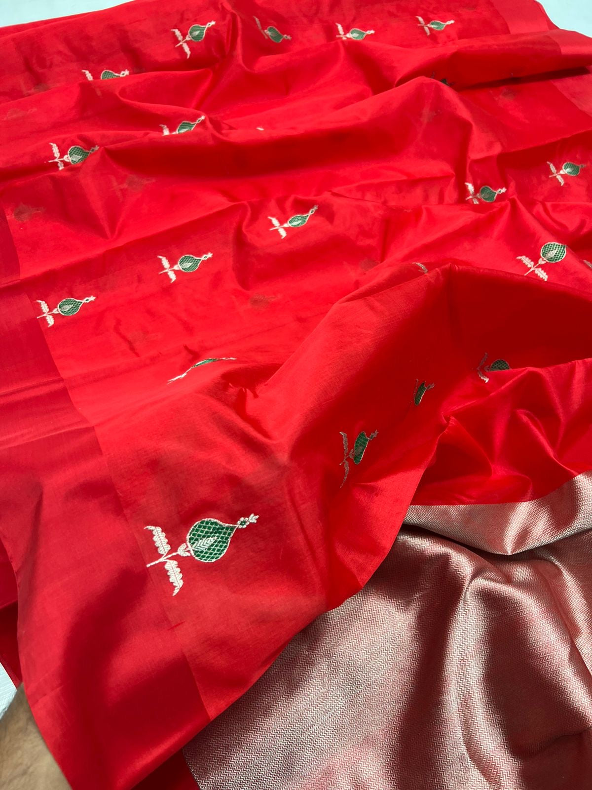 Pure Silk Chanderi – Vermillion Red with Emerald–Silver gold Buttas
Plain Red Border & Grand antique gold Tissue Pallu ✨
Silk Mark Certified • Free Shipping within USA • Ships in Two Weeks