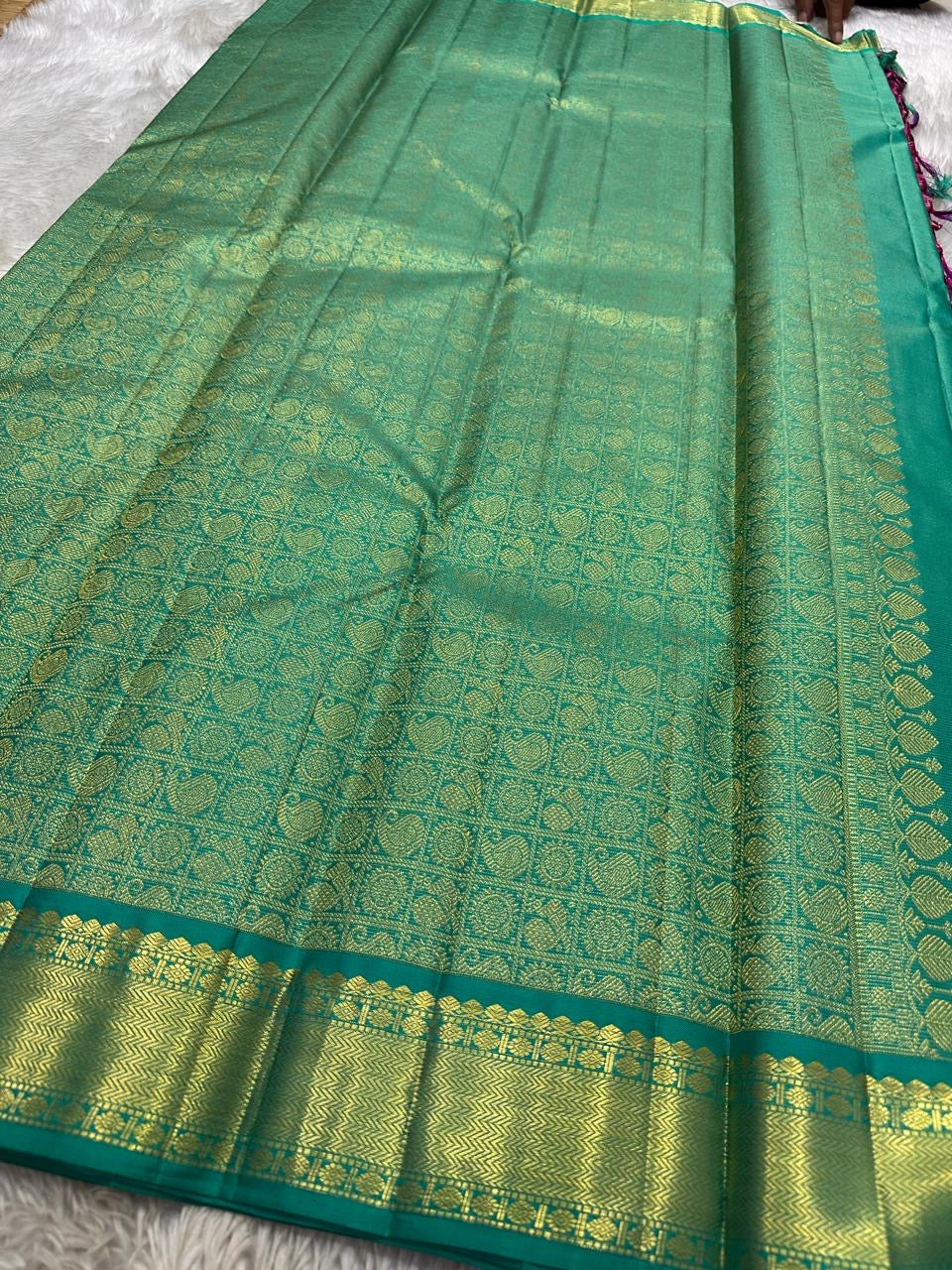A Very unusual raspberry pink and teal vairaoosi pure silk Kanchipuram Mayil and coin zari buttas all over the boat on top of the zari stripes ! Detailed mayil paisley chakram grid pattern on Pallu 💕